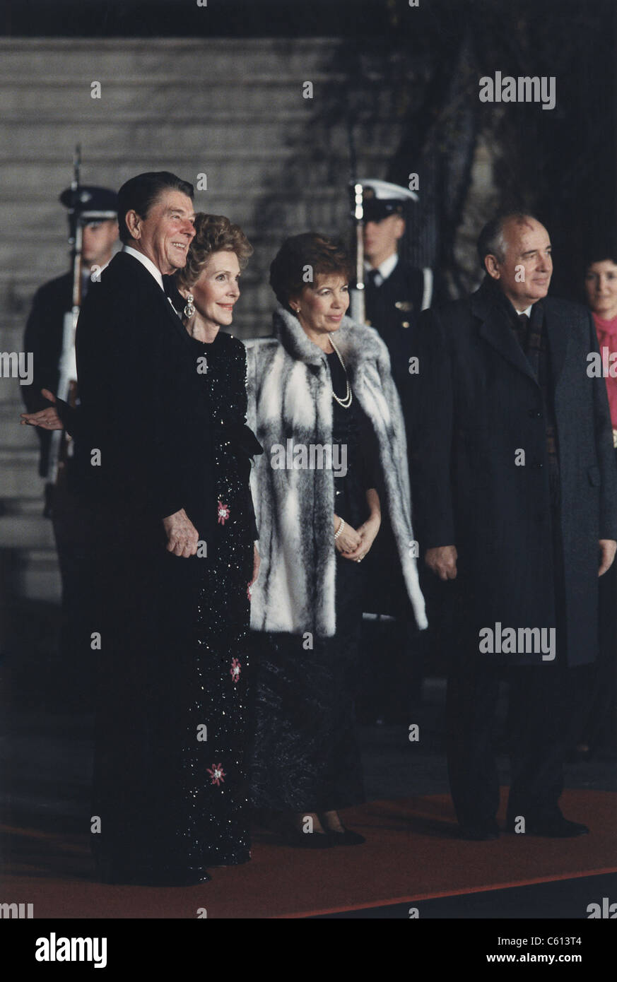 Die Reagans Grüße Gorbatschows am weißen Haus Zustand für eine White House State Dinner. Früher an diesem Tag Reagan und Gorbatschow Stockfoto