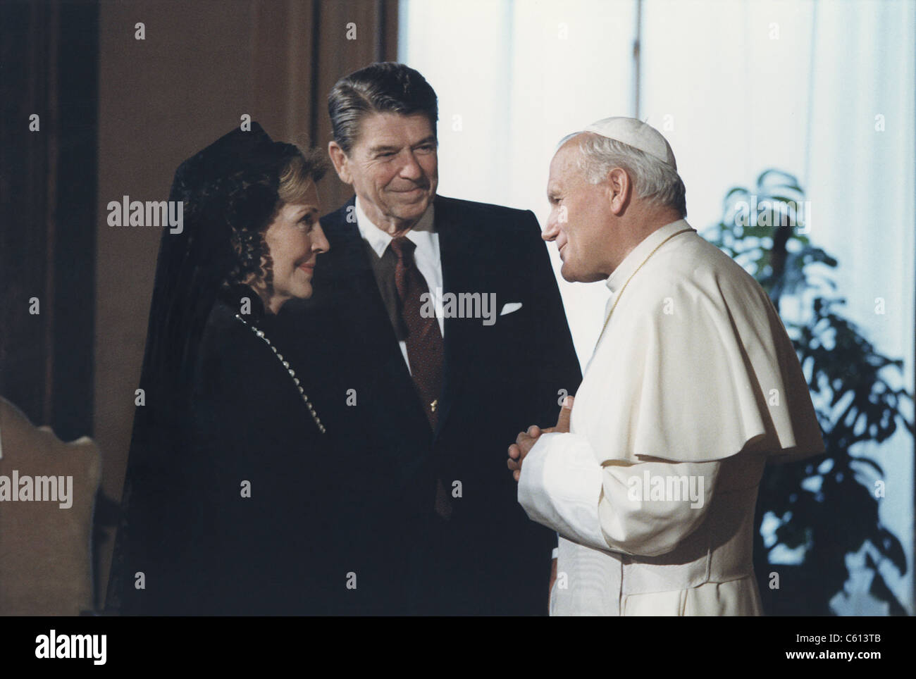 Präsident und Nancy Reagan Treffen mit Papst Johannes Paul II. im Vatikan. 7. Juni 1982. (BSLOC 2011 2 17) Stockfoto