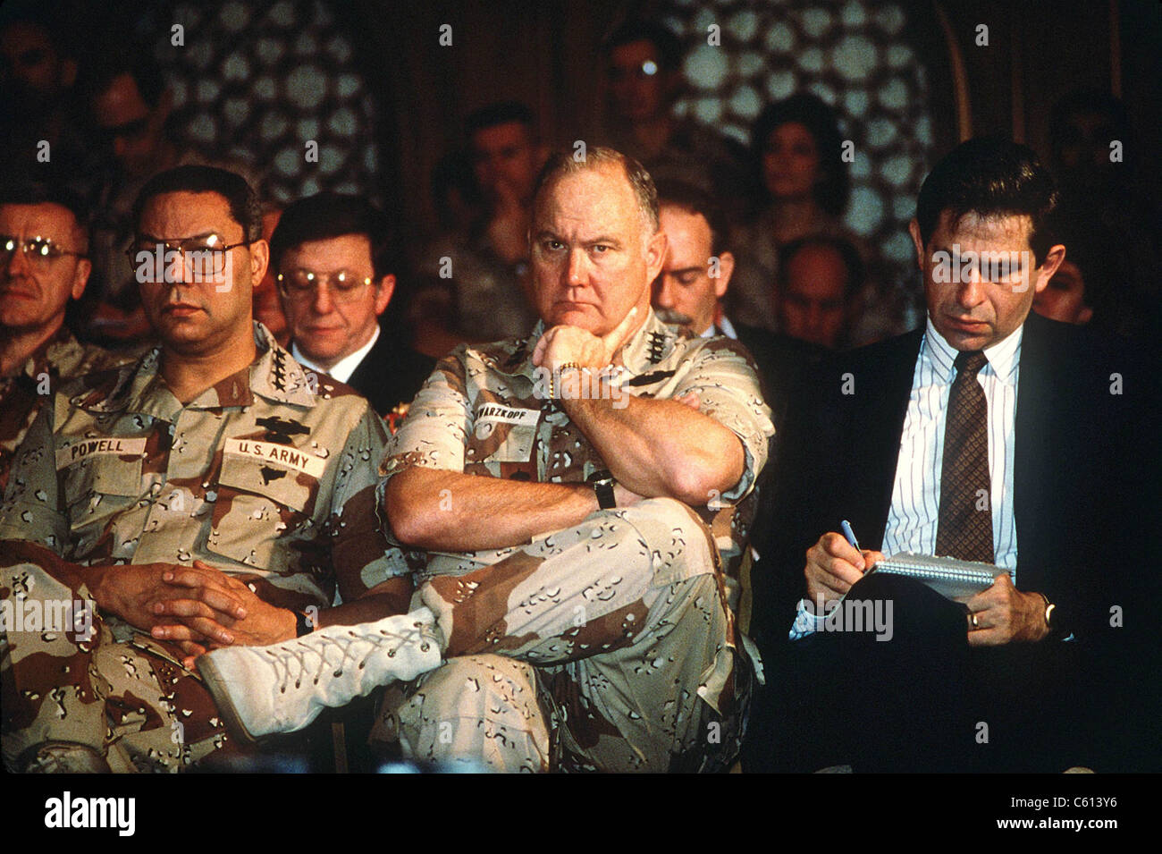 Unter US-Verteidigungsminister Paul Wolfowitz und Generäle Colin Powell und Norman Schwarzkopf Jr. auf einer Pressekonferenz während der Stockfoto