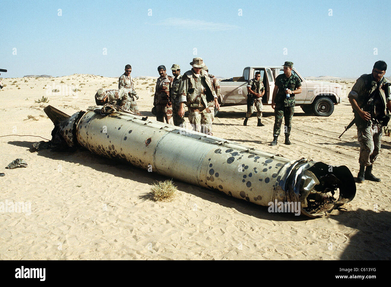 Militärisches Personal prüfen eine Scud-Rakete während der Operation Desert Storm durch ein Patriot-Luft-Verteidigung-Rakete abgeschossen. 26. Mai 1992. (BSLOC 2011 3 36) Stockfoto