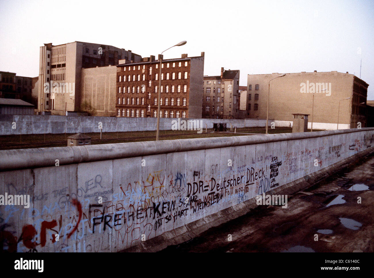 Die Berliner Mauer trennte kommunistisch-kontrollierten DDR aus West-Berlin. Graffiti ist die West-Berliner Seite während die Ostseite makellos sauber bleibt. 1. Juni 1983. (BSLOC 2011 3 42) Stockfoto