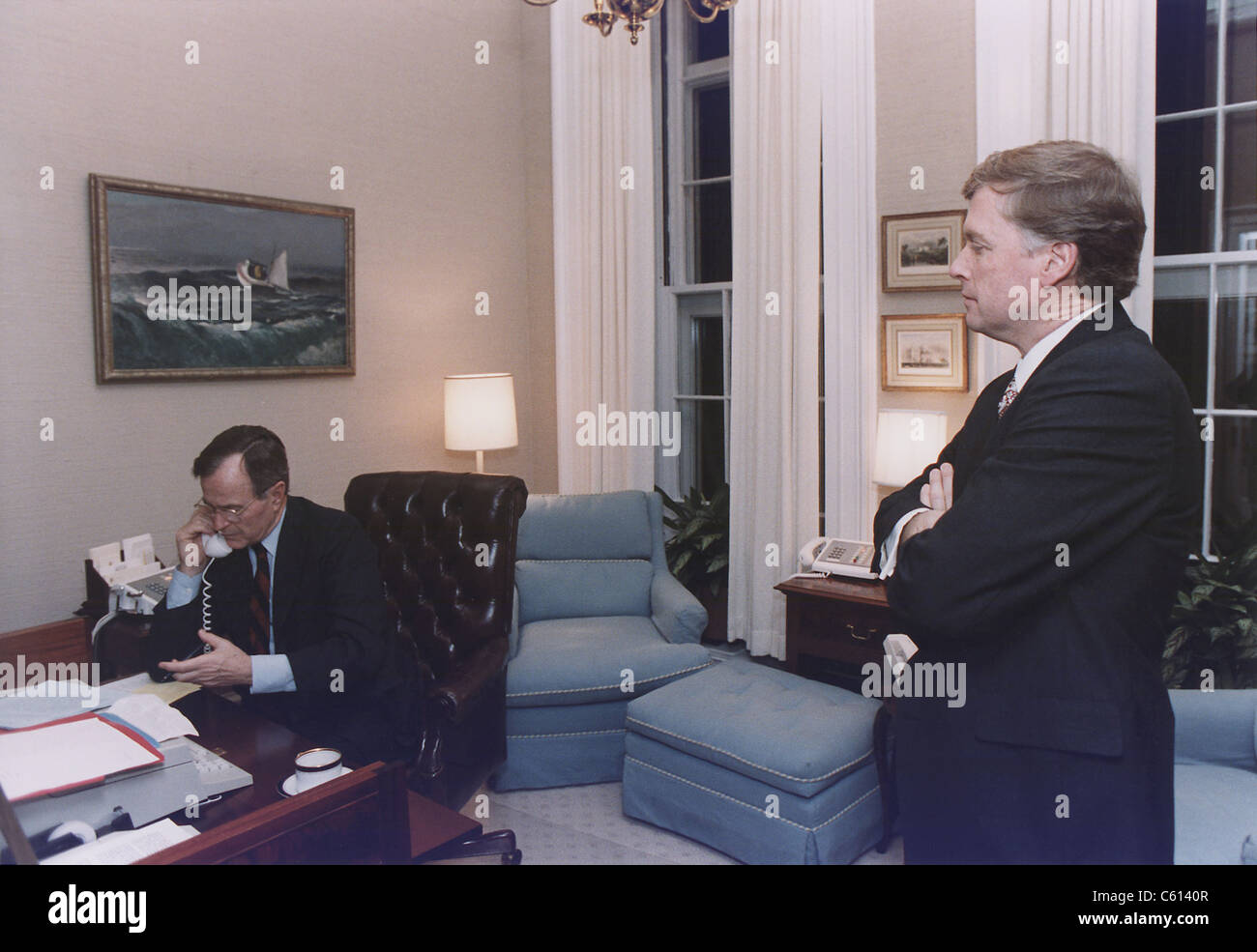 Präsident Bush die Telefone der ägyptische Präsident Hosni Mubarak über den Beginn der Operation Desert Storm. Vizepräsident Quayle befindet sich rechts. 16. Januar 1991. (BSLOC 2011 3 85) Stockfoto