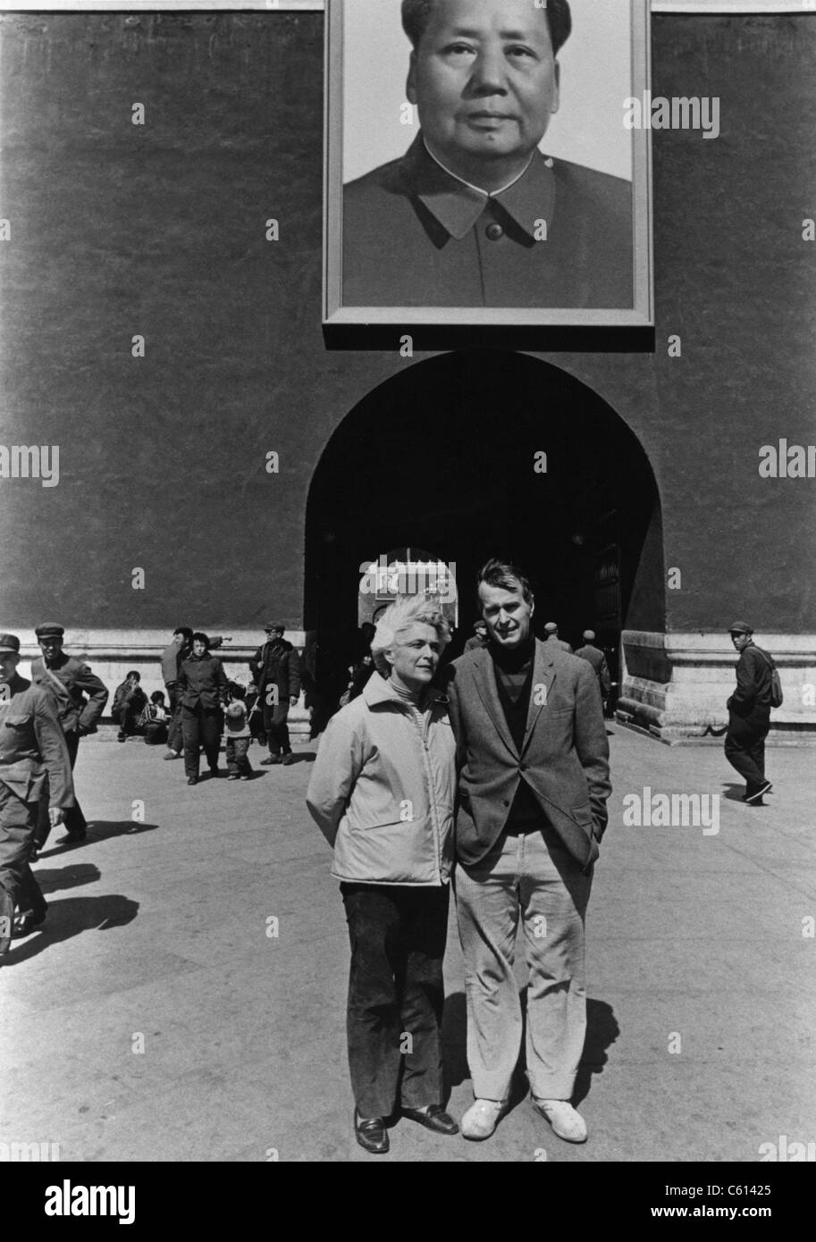 George und Barbara Bush darstellen unter ein Porträt von Mao Zedong in Peking war er Vereinigte Staaten Verbindung nach China. Ca. 1974 (BSLOC_2011_3_101) Stockfoto