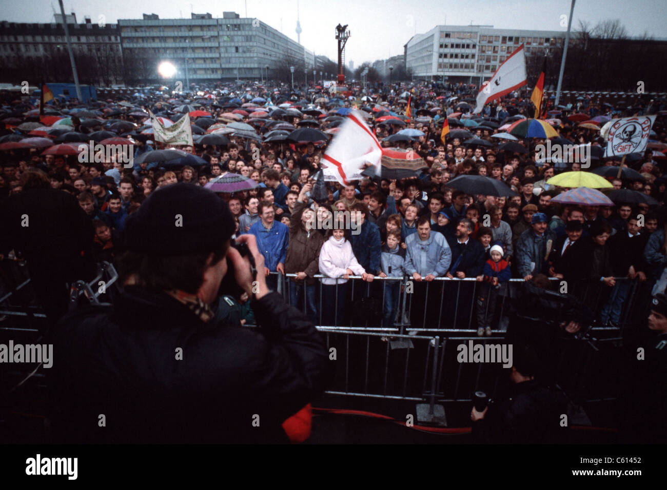 Ostdeutsche trotzen das Wetter bei der offiziellen Eröffnung des Brandenburger Tors. 22. Dezember 1989. (BSLOC 2011 3 48) Stockfoto