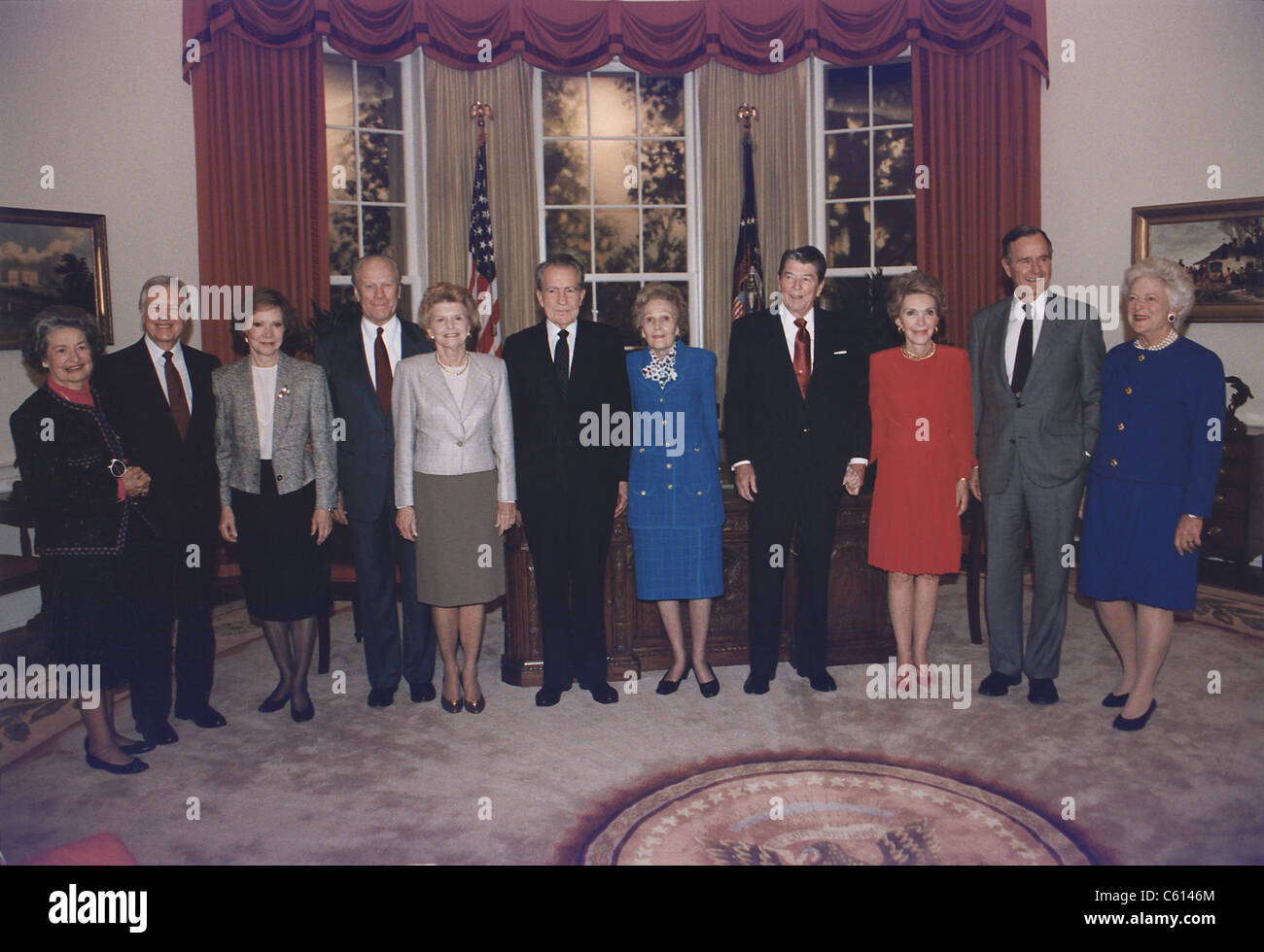 Vier Präsidenten und fünf First Ladys posieren in eine Nachbildung des Oval Office bei der Weihung der Ronald Reagan Presidential Library in Simi Valley in Kalifornien. L-R Frau Lyndon Johnson ehemaliger Präsident und Frau Jimmy Carter, ehemaliger Präsident und Frau Gerald (BSLOC 2011 3 68) Stockfoto