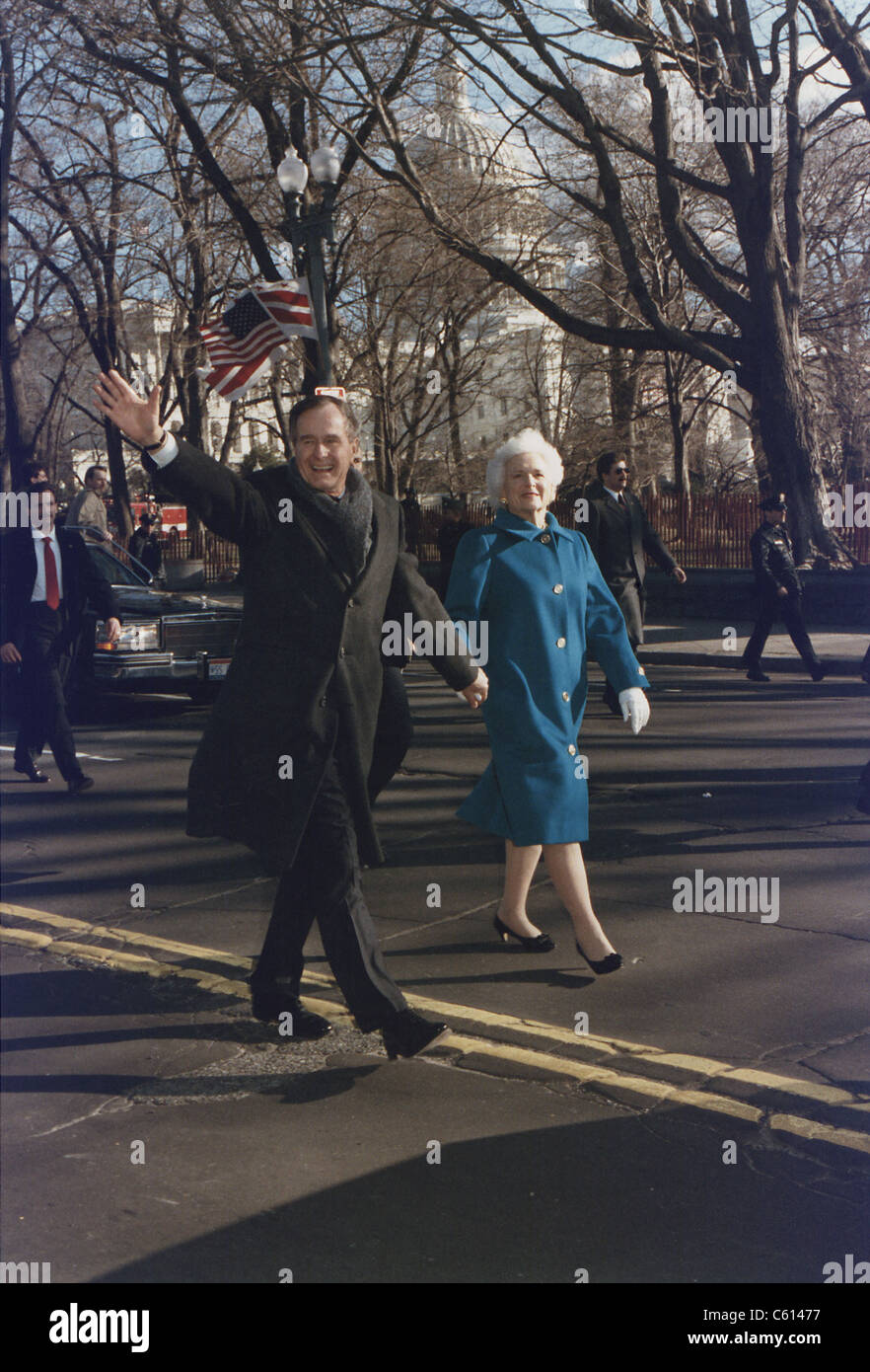 Präsident George und Barbara Bush Fuß entlang der Pennsylvania Avenue nach Amtsantritt des Präsidenten. 20. Januar 1989. (BSLOC 2011 3 72) Stockfoto