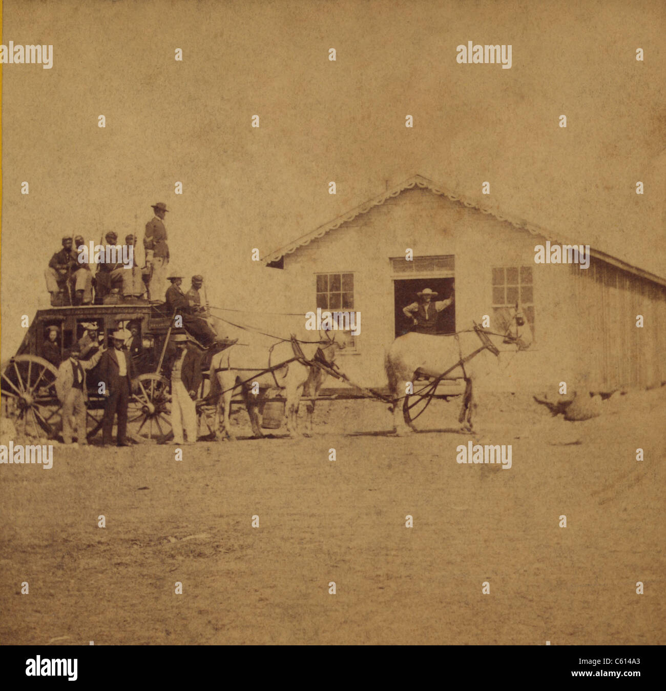 USA Express Überland Bühne ab für Denver von Hays Stadt Kansas wurde von fünf afrikanischen amerikanischen Soldaten bewacht. Foto von Alexander Gardner. Ca. 1867. (BSLOC 2010 18 85) Stockfoto