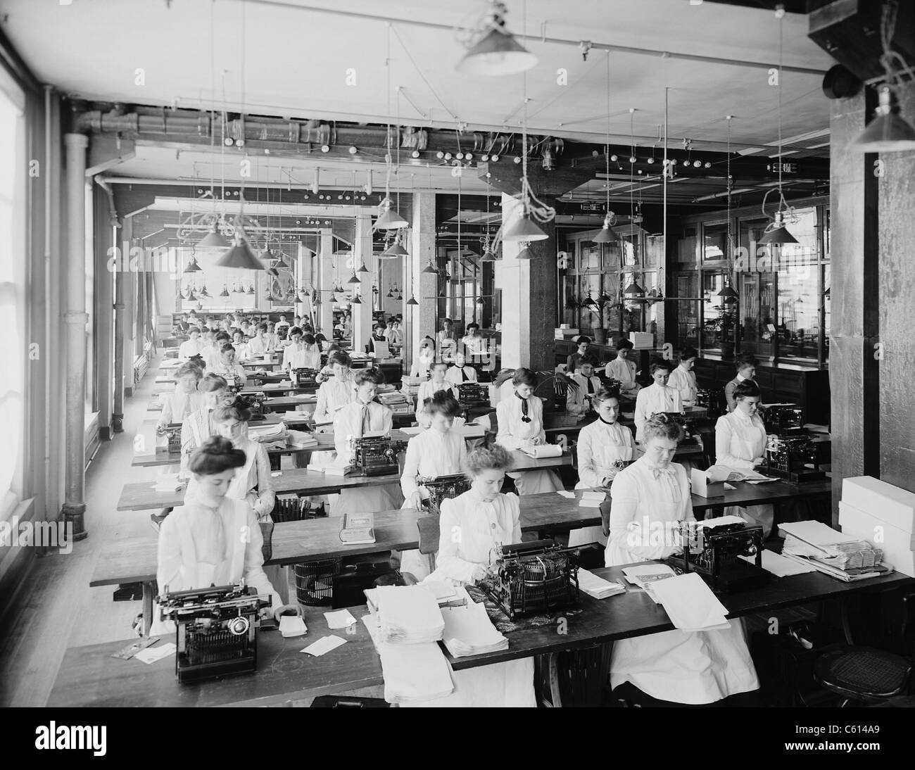 Maschinenschreiben-Abteilung bei der National Cash Register Company Dayton Ohio. Bild zeigt viele Tippfehler junge Frauen gekleidet in Stehkragen lange Ärmel Blusen mit verschiedenen Formen von Krawatten. Ca. 1902. (BSLOC 2010 18 90) Stockfoto