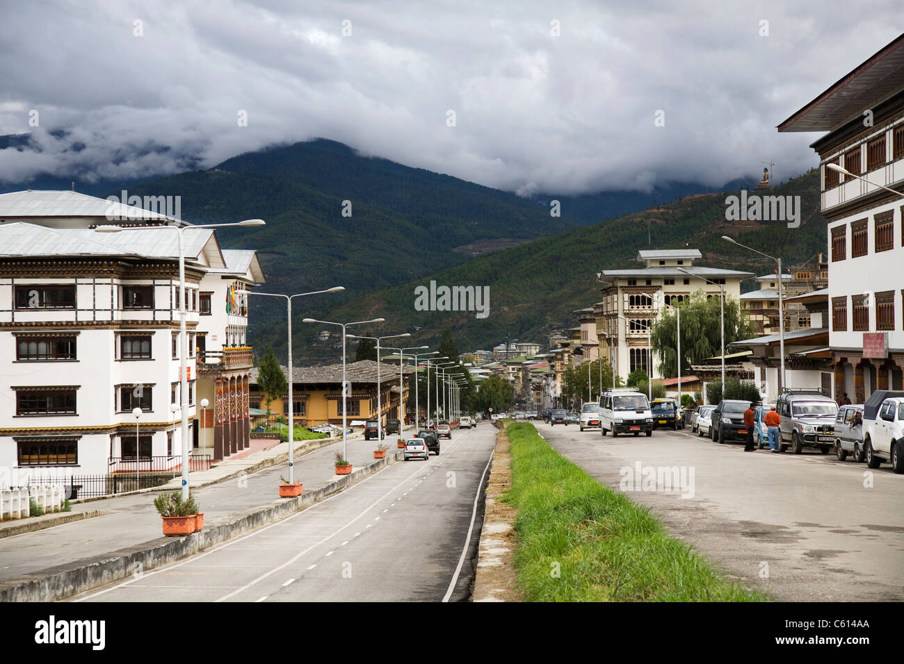 Traditionelle Gebäude und eine saubere Straße in der Hauptstadt Thimphu. Bhutan Stockfoto