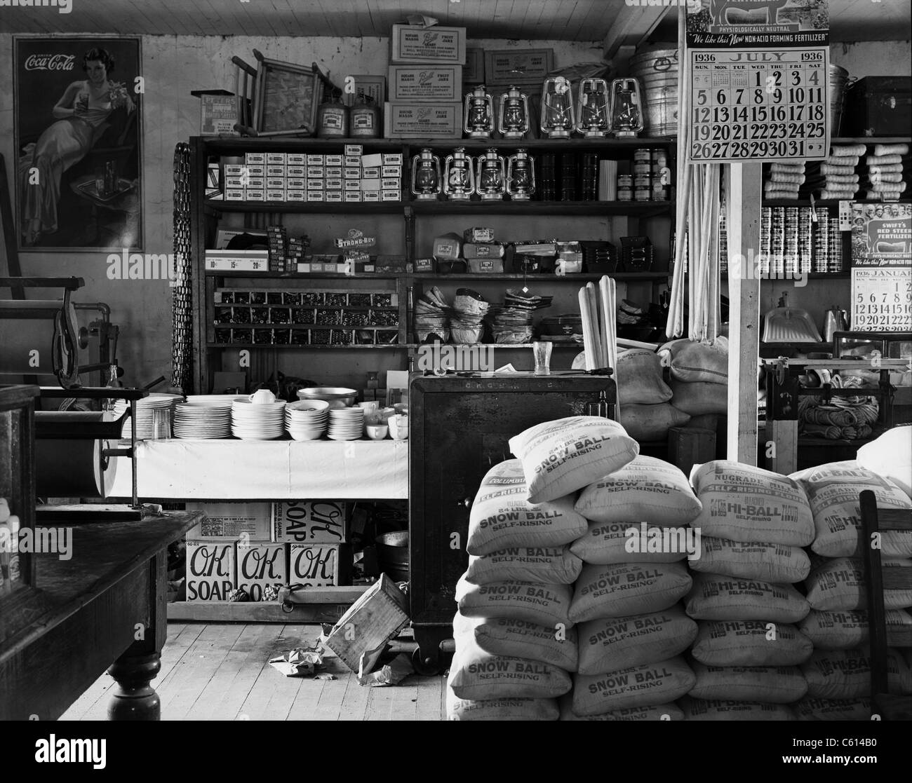 Gemischtwarenladen Interieur in Moundville Alabama. Waren zum Verkauf gehören Mehl Salz Kochutensilien Konserven Gläser Seife Kerosin-Laternen Seil und Schrotflinte-Schalen. 1936-Foto von Walker Evans. (BSLOC 2010 18 102) Stockfoto