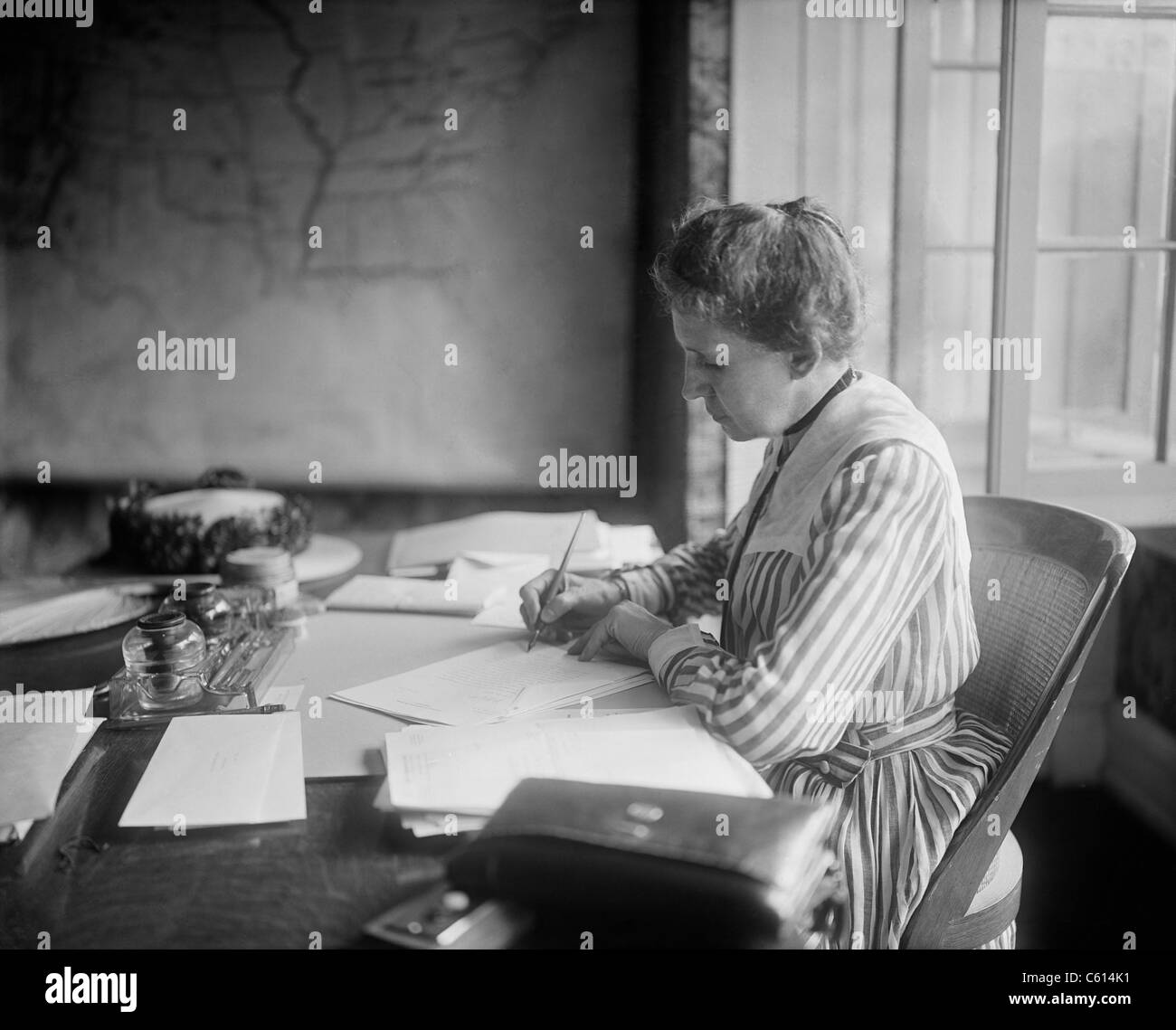 Ida M. Tarbell 1857-1944 war ein Muckraking Journalist für McClure Magazin im 19. Jahrhundert. Ihre Geschichte von der STANDARD OIL COMPANY wurde im Jahre 1904 veröffentlicht. Ca. 1910. (BSLOC 2010 18 23) Stockfoto