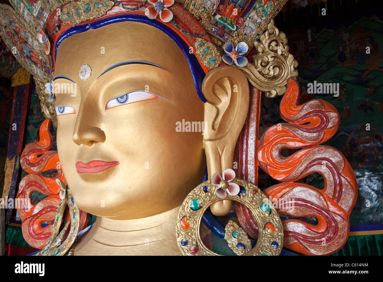 Das Gesicht des Buddha, Teil einer riesigen Statue innerhalb von Thikse Kloster in Ladakh, Indien gefunden. Stockfoto