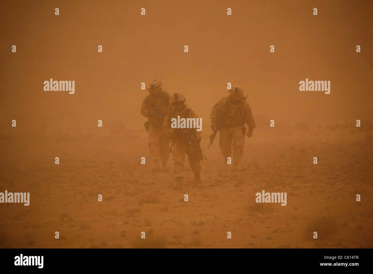 US-Marines in einem Sandsturm patrouillieren in einem nahe gelegenen Bergrücken in Afghanistan Bakwa 3. Mai 2010 zu ihren Fahrzeugen zurück., Foto: Everett Collection(BSLOC 2011 6 56) Stockfoto