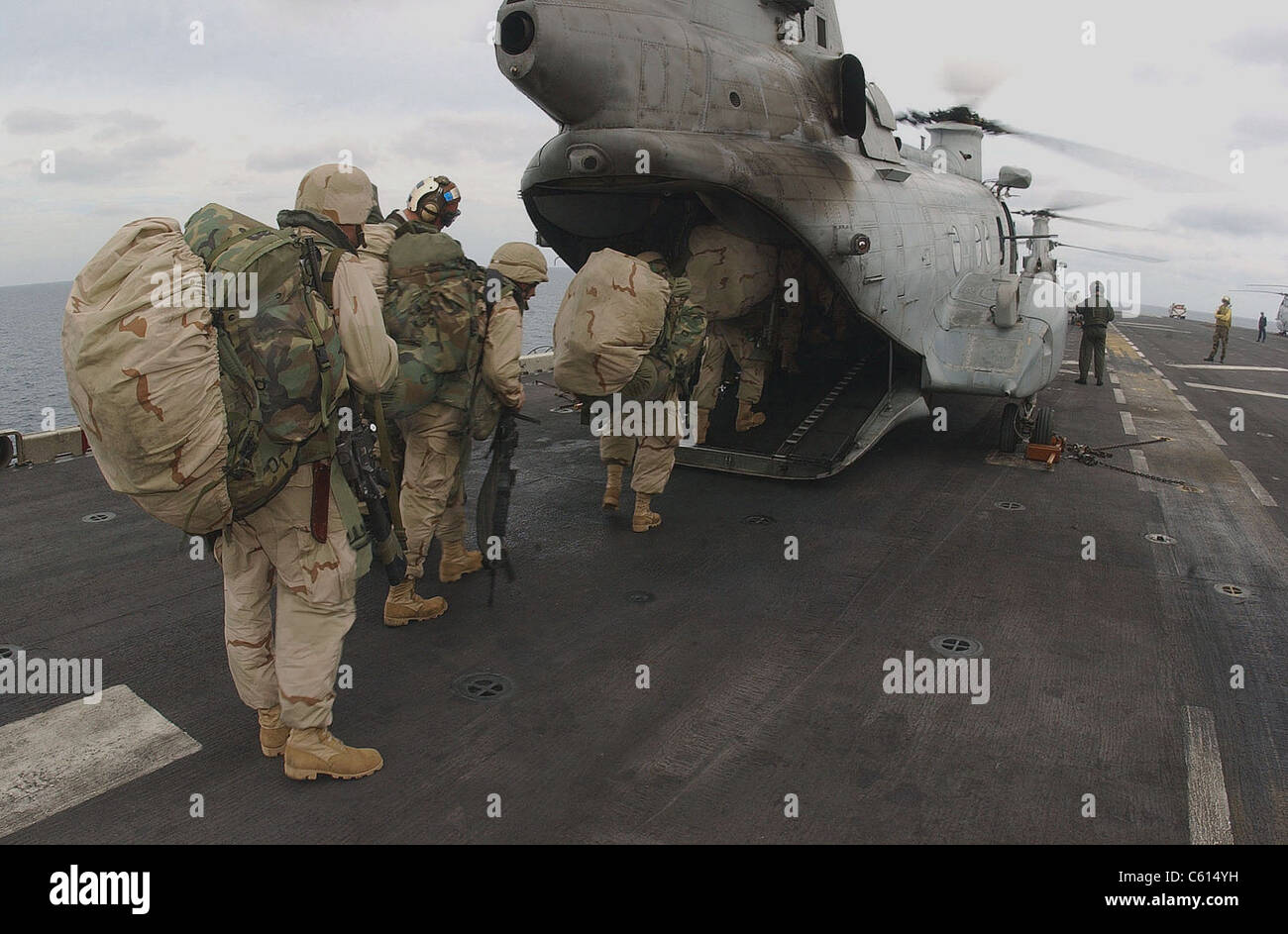 US-Marines auf dem amphibischen Befehl Schiff USS Bataan an Bord ein Hubschraubers in Afghanistan eingesetzt werden. 14. Dezember 2001., Foto: Everett Collection(BSLOC 2011 6 26) Stockfoto US-Marines auf dem amphibischen Befehl Schiff USS Bataan an Bord ein Hubschraubers in Afghanistan eingesetzt werden. 14. Dezember 2001., Foto: Everett Collection(BSLOC 2011 6 26) Stockfoto