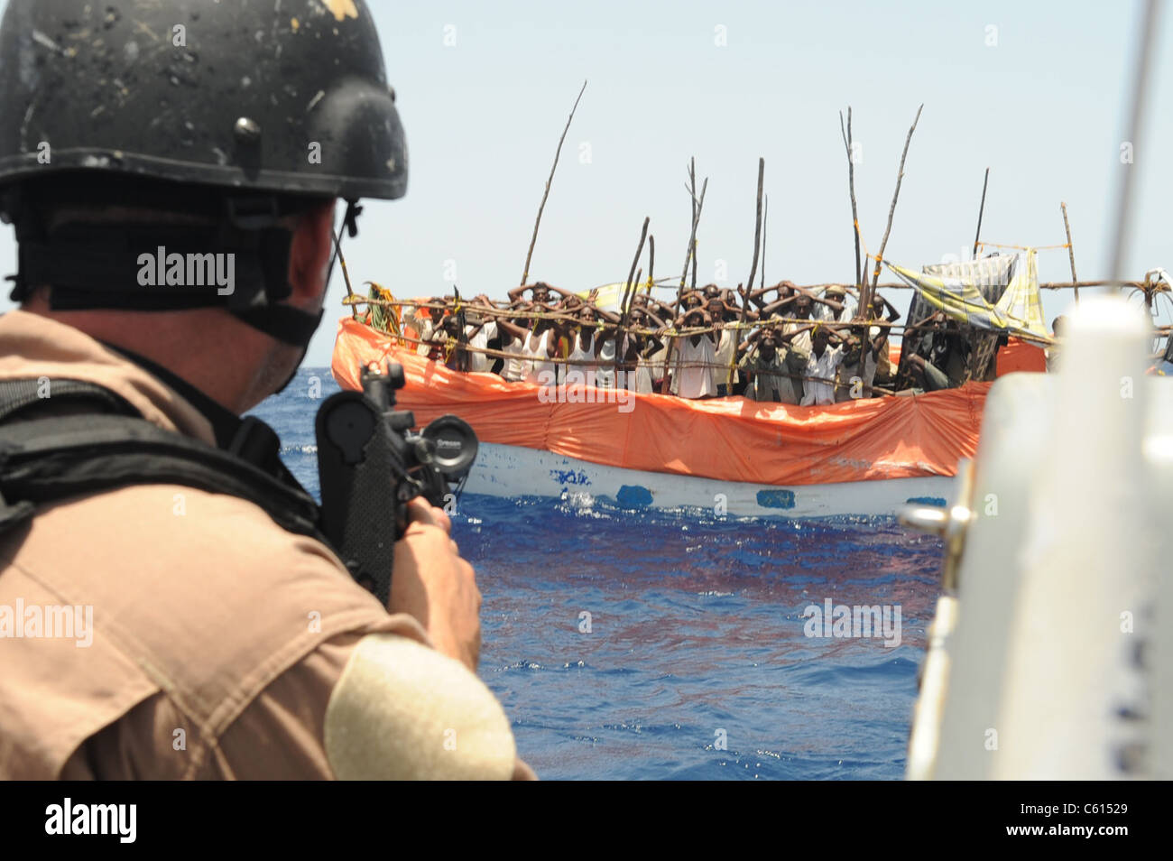 US-Sailor trainiert seine Waffe auf mehr als zwanzig mutmaßlichen Piraten in einem klapprigen Boot im Golf von Aden. 17. April 2009., Foto: Everett Collection(BSLOC 2011 6 191) Stockfoto