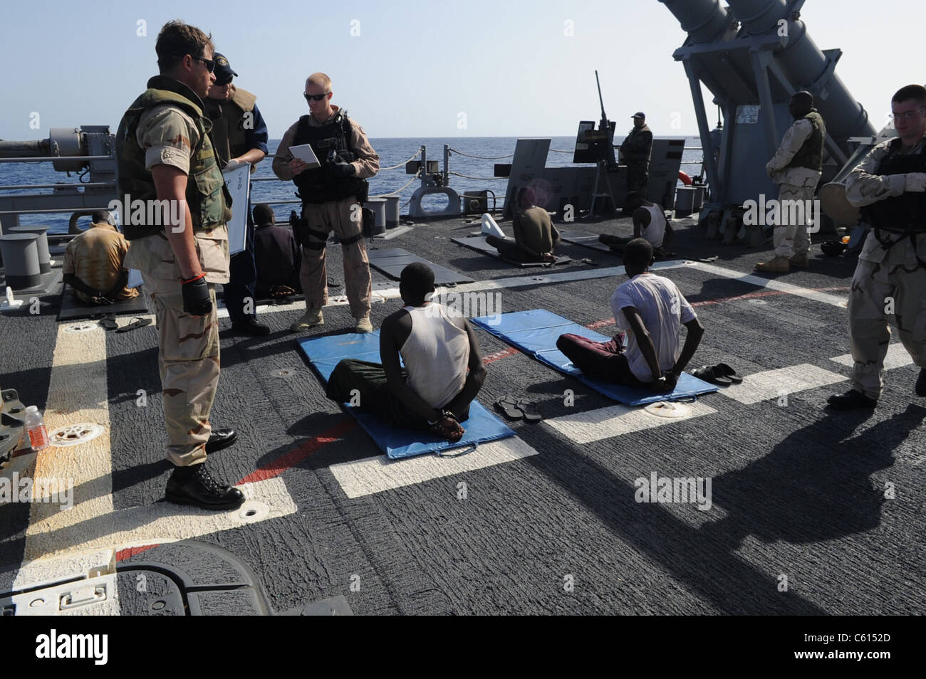 US-Segler bewachen mutmaßliche Piraten auf dem Flugdeck der Lenkflugkörper Kreuzer USS Gettysburg in den Golf von Aden 17. April 2009., Foto: Everett Collection(BSLOC_2011_6_194) Stockfoto