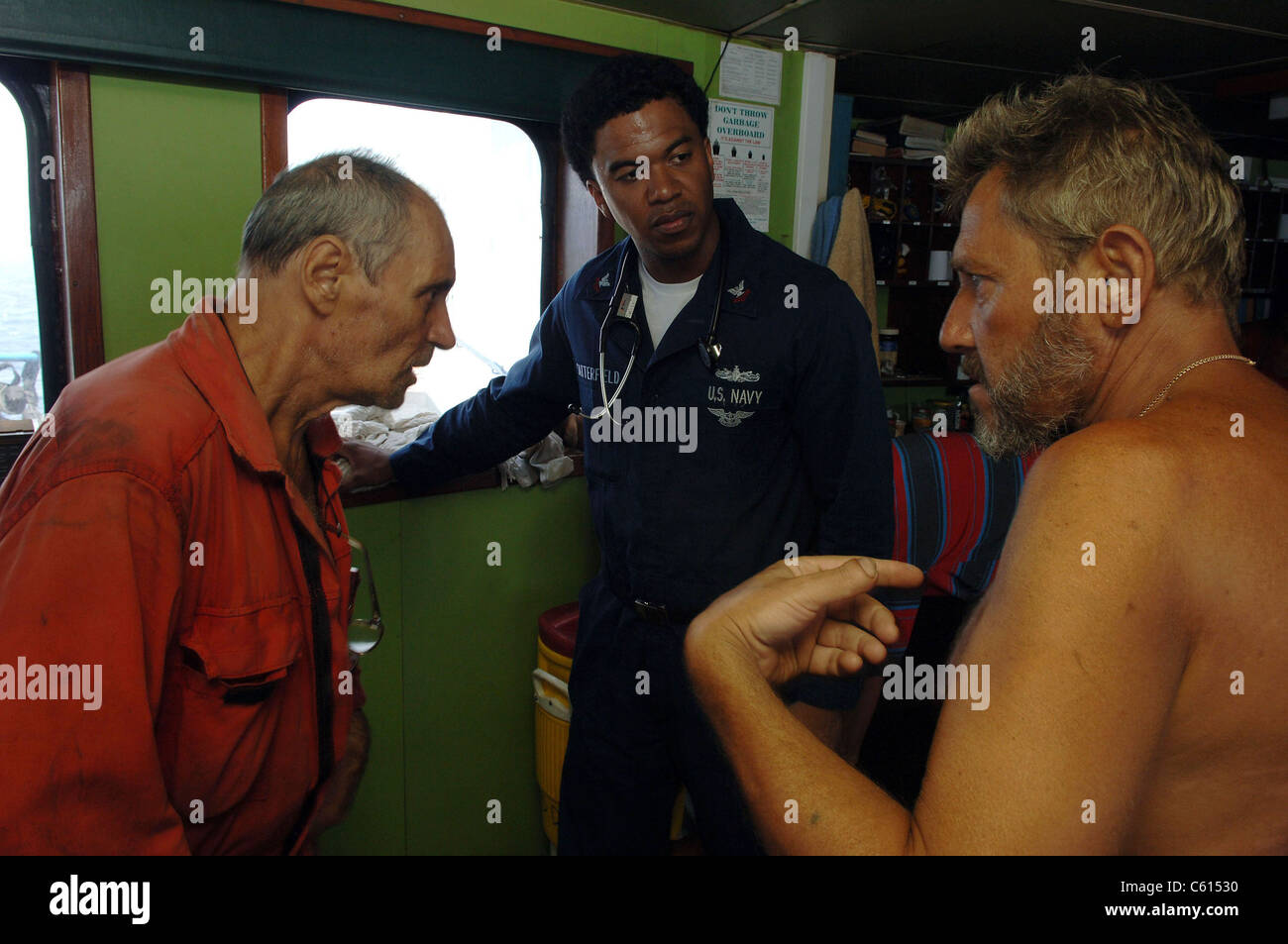 US Navy Corpsman Leckereien Crew-Mitglieder aus dem ukrainischen Belize-Flagge fahrenden Schiff FAINA nach ihrer Freilassung von somalischen Piraten nach Stockfoto