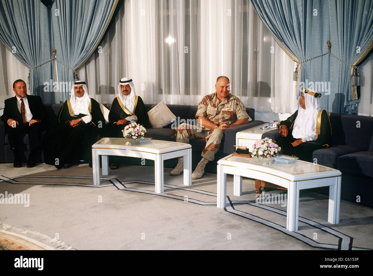 General Norman Schwarzkopf Besuche mit Shaikh Isa Bin Sulman Al-Khalifa der Emir von Bahrain und anderen Bahrain Würdenträger. Schwarzkopf besucht Bahrain um ihre Unterstützung bei der Absetzung irakischer Truppen aus Kuwait während der Operation Desert Storm zu erkennen. März, Foto: Everett Collection(BSLOC 2011 6 138) Stockfoto