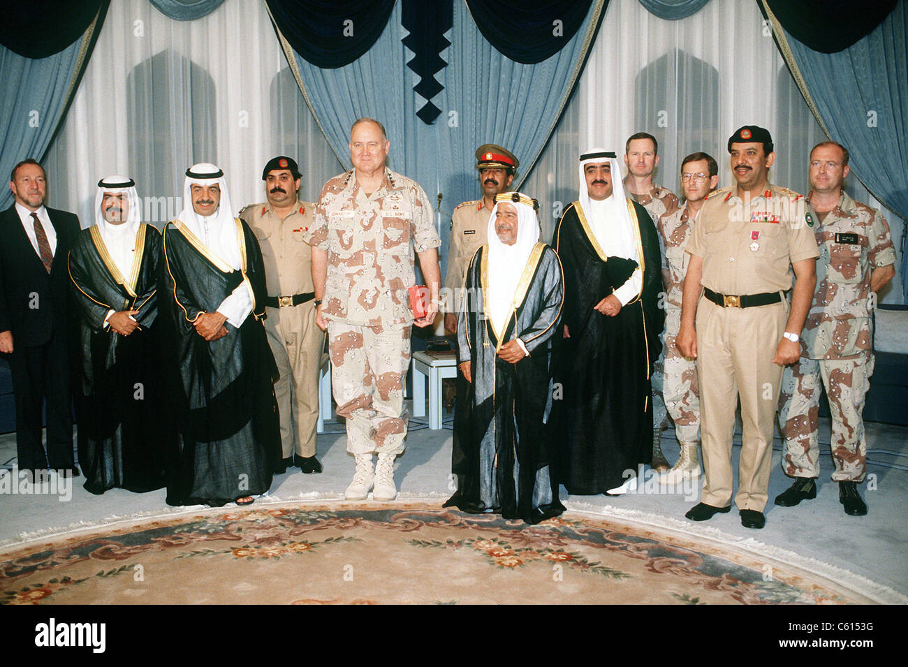 General Norman Schwarzkopf mit Shaikh Isa Bin Sulman Al-Khalifa der Emir von Bahrain nach dem Emir, die ihm die Bahrain-Medaille in Anerkennung seiner Rolle bei der Befreiung von Kuwait von der irakischen Streitkräfte überreicht. 26. März 1991., Foto: Everett Collection(BSLOC 2011 6 139) Stockfoto