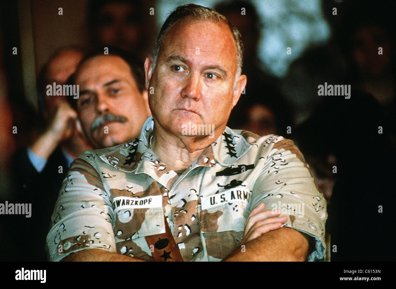 General Norman Schwarzkopf hört Verteidigungsminister Richard Cheney während einer Pressekonferenz, die von den USA und Saudi-arabischen Beamten während der Operation Desert Storm. Feb.10 1991, Foto: Everett Collection(BSLOC 2011 6 140) Stockfoto