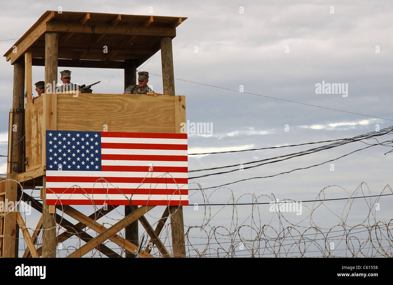 Uhr Turm Sicherheitsteams an Camp x-ray Mann Positionen während einer Probe für den Umgang mit eingehenden Häftlinge 10. Januar 2002. Camp x-ray Verwahrungsanstalt für vermutete Taliban und Al-Qaida-Kämpfer statt am Naval Base Guantánamo Bay Kuba. Foto: Everett Collection(BSLOC 2011 6 165) Stockfoto