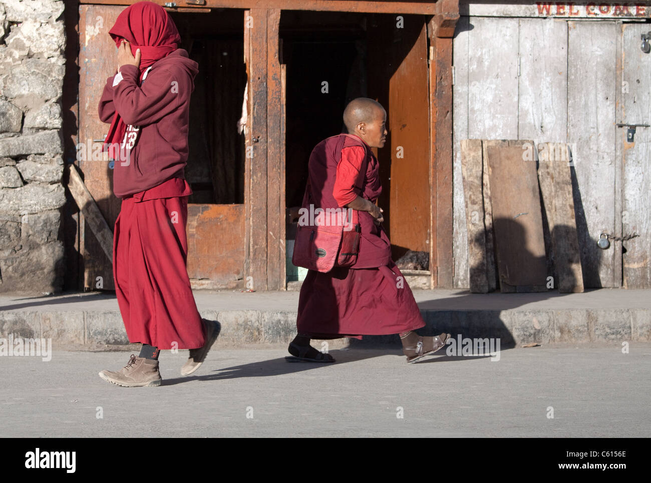 Safran Roben buddhistischer Mönche Stockfoto