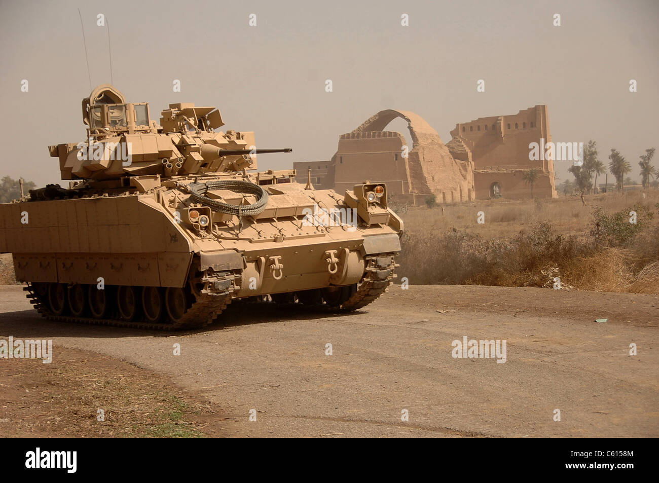 US-Bradley Fighting Vehicle geht durch die Ruinen des Palastes des historischen Ctesiphon eines der großen Städte von altem Mesopotamia. 16. Februar 2008. (BSLOC 2011 12 158) Stockfoto