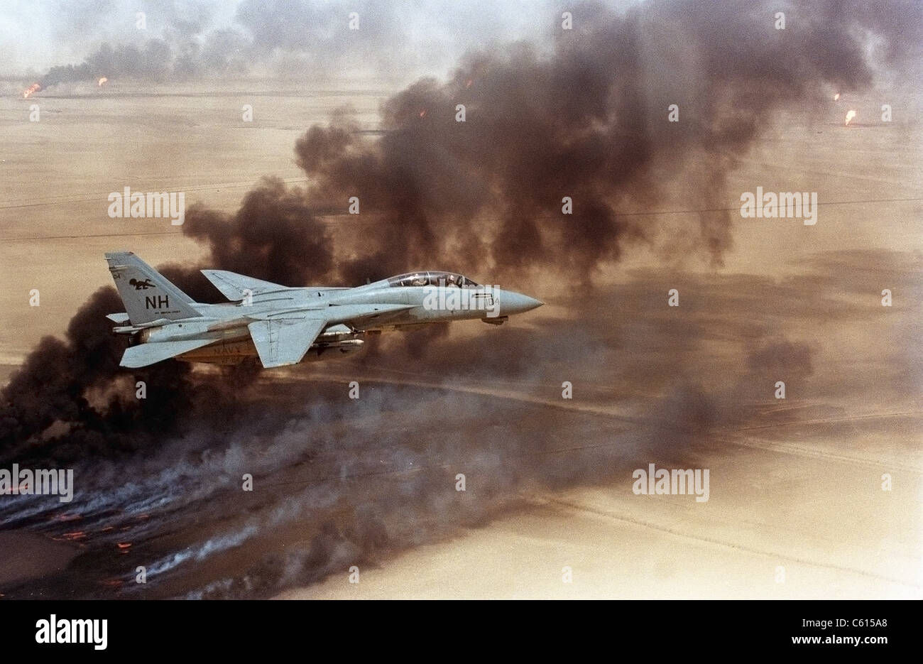 F-14 Kämpfer im Flug über brennende kuwaitischen Ölquellen angezündet in März durch sich zurückziehende irakische Truppen noch am 1. August 1991 brannten. Die letzte der 700 Ölquellen Feuer verlosch nicht bis 6. November 1991. (BSLOC 2011 12 20) Stockfoto