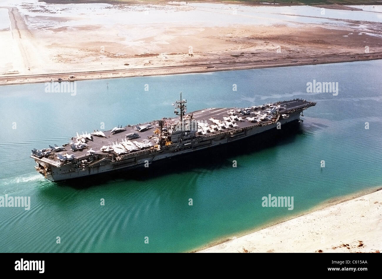 Flugzeugträger Kennedy in den Suez-Kanal unterwegs nach Hause nach Norfolk Virginia nach einer sieben Monate Bereitstellung während der Stockfoto