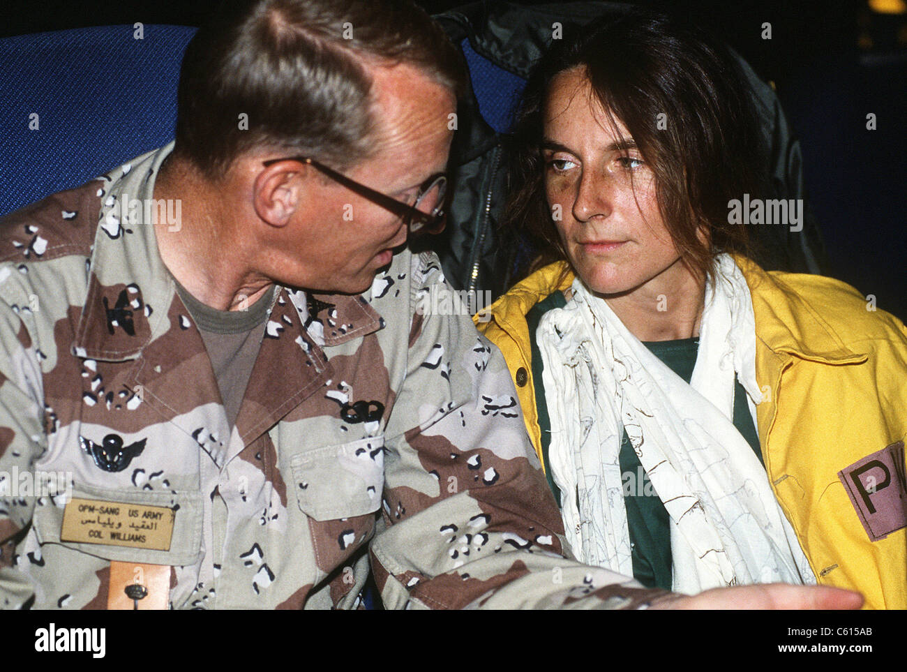 Ehemalige POW Major Rhonda Lee Cornum ein Fliegerarzt mit Oberst Richard Williams nach ihrer Entlassung von der irakischen Regierung während Stockfoto