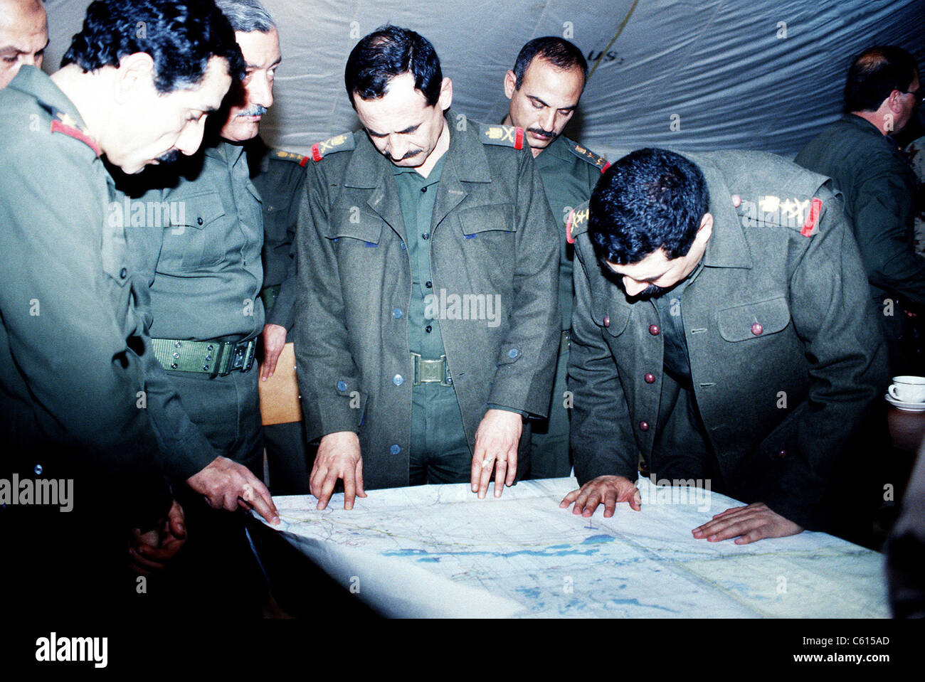 Besiegte irakische Offiziere zeigen Informationen über den Standort der Minen Munition Lagerflächen und Kriegsgefangene bei einem Treffen um Waffenstillstand Bedingungen während der Operation Desert Storm zu diskutieren. 3. März 1991. (BSLOC 2011 12 24) Stockfoto