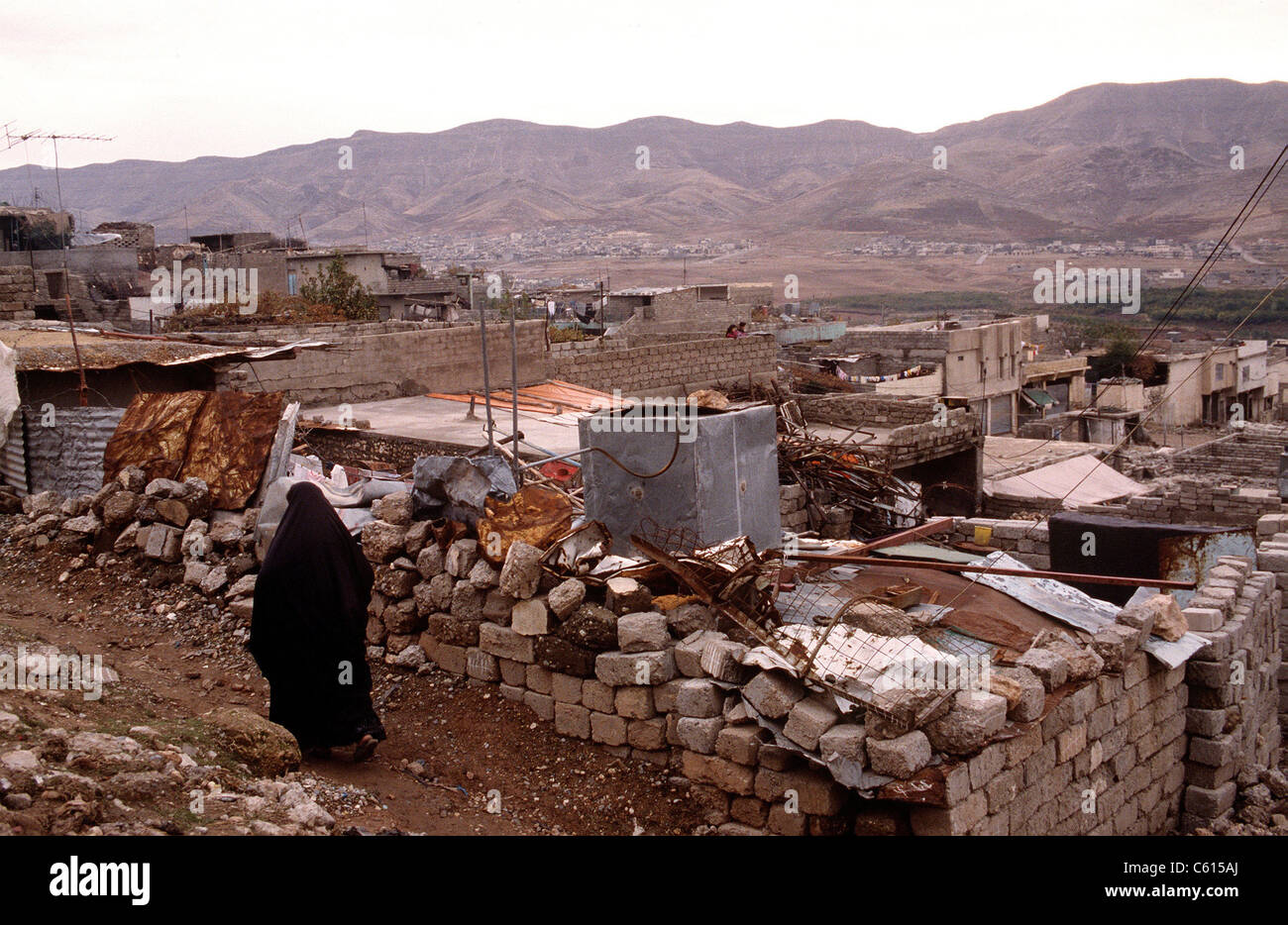 Kurdischen Bewohner des Airoshky im Nordirak durchschreitet ihre zerstörte Stadt, nachdem es durch irakische Präsident Saddam Hussein Kräfte bombardiert wurde. 18. November 1991. (BSLOC 2011 12 26) Stockfoto