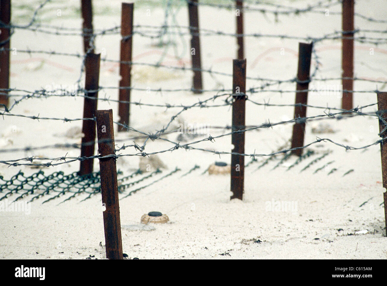 Irakische Antipersonen-Minen und Stacheldrahtzäune säumen einen Strand vor der in der Folge der Operation Desert Storm gelöscht wird. 1991. (BSLOC 2011 12 27) Stockfoto