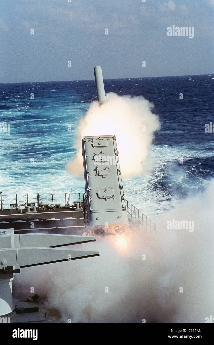 Tomahawk-Raketen auf ein Ziel in Irak Lenkflugkörper Kreuzer USS MISSISSIPPI in der Luft-Krieg-Phase der Operation Desert Storm ins Leben gerufen. Jan. 29 1991 (BSLOC 2011 12 28) Stockfoto