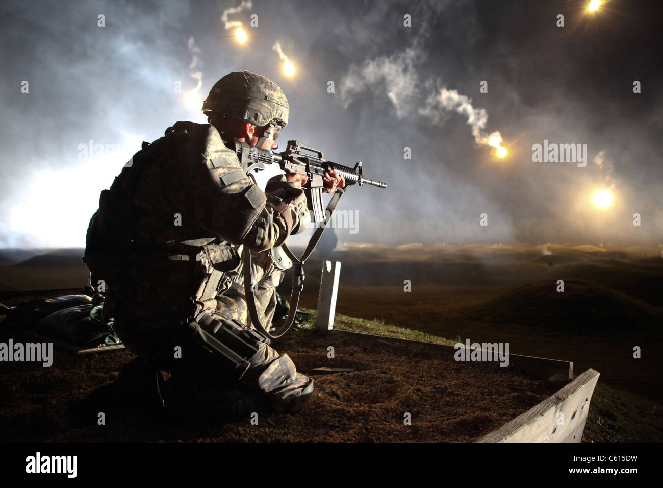 Sgt. Larry J. Isbell während der Armee 10. jährlichen besten Krieger-Wettbewerb statt am Fort-Schutze Virginia. Das Foto wurde von Spc. Venessa Hernandez und hieß "Armee-Foto des Jahres" für das Jahr 2010. (BSLOC 2011 12 390) Stockfoto