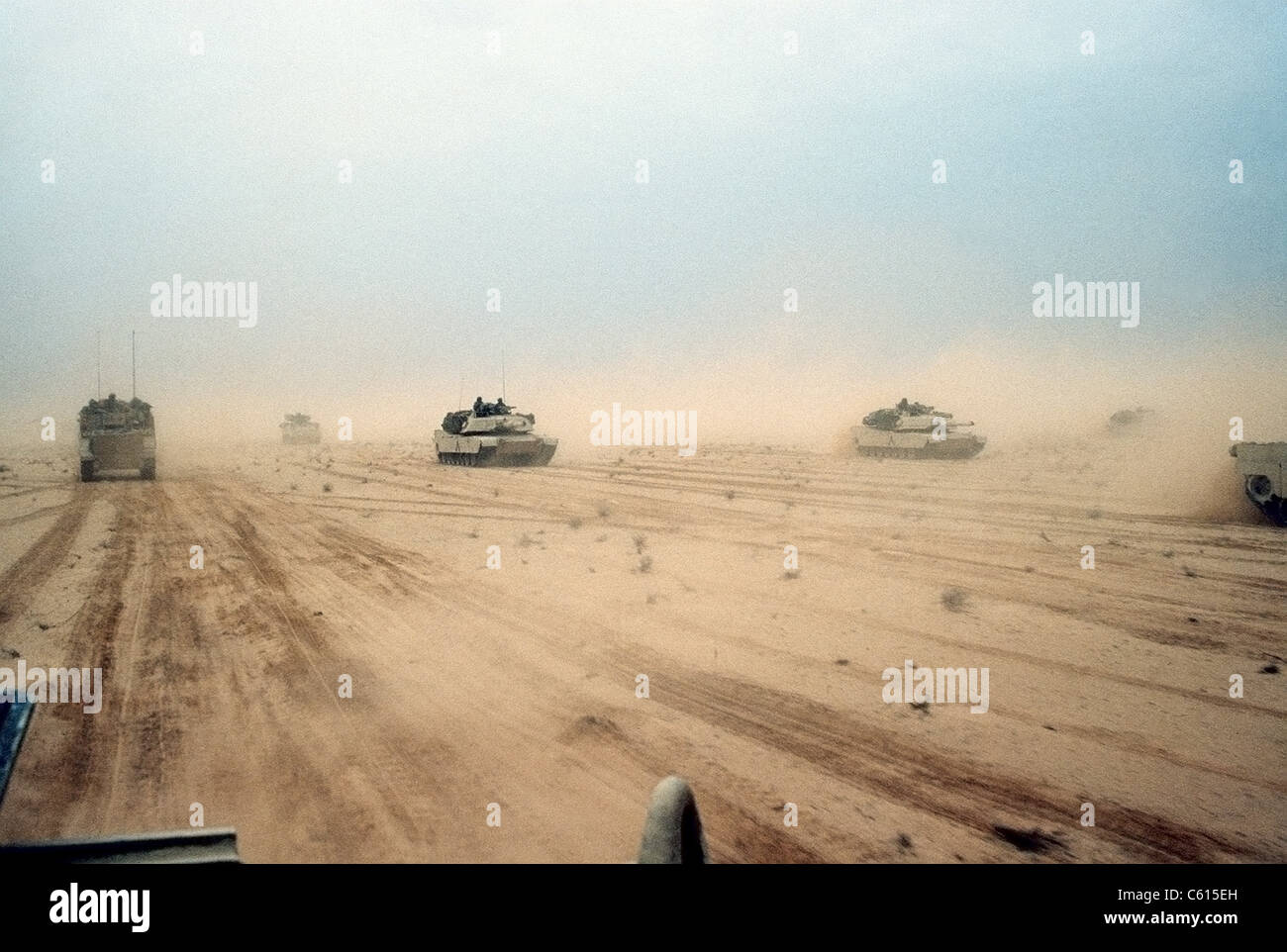 Abrams-Panzer der 1. US-Panzerdivision 7. Korps bewegen durch die Wüste im Norden Kuwaits während der Operation Desert Storm. 28. Februar 1991. (BSLOC 2011 12 4) Stockfoto