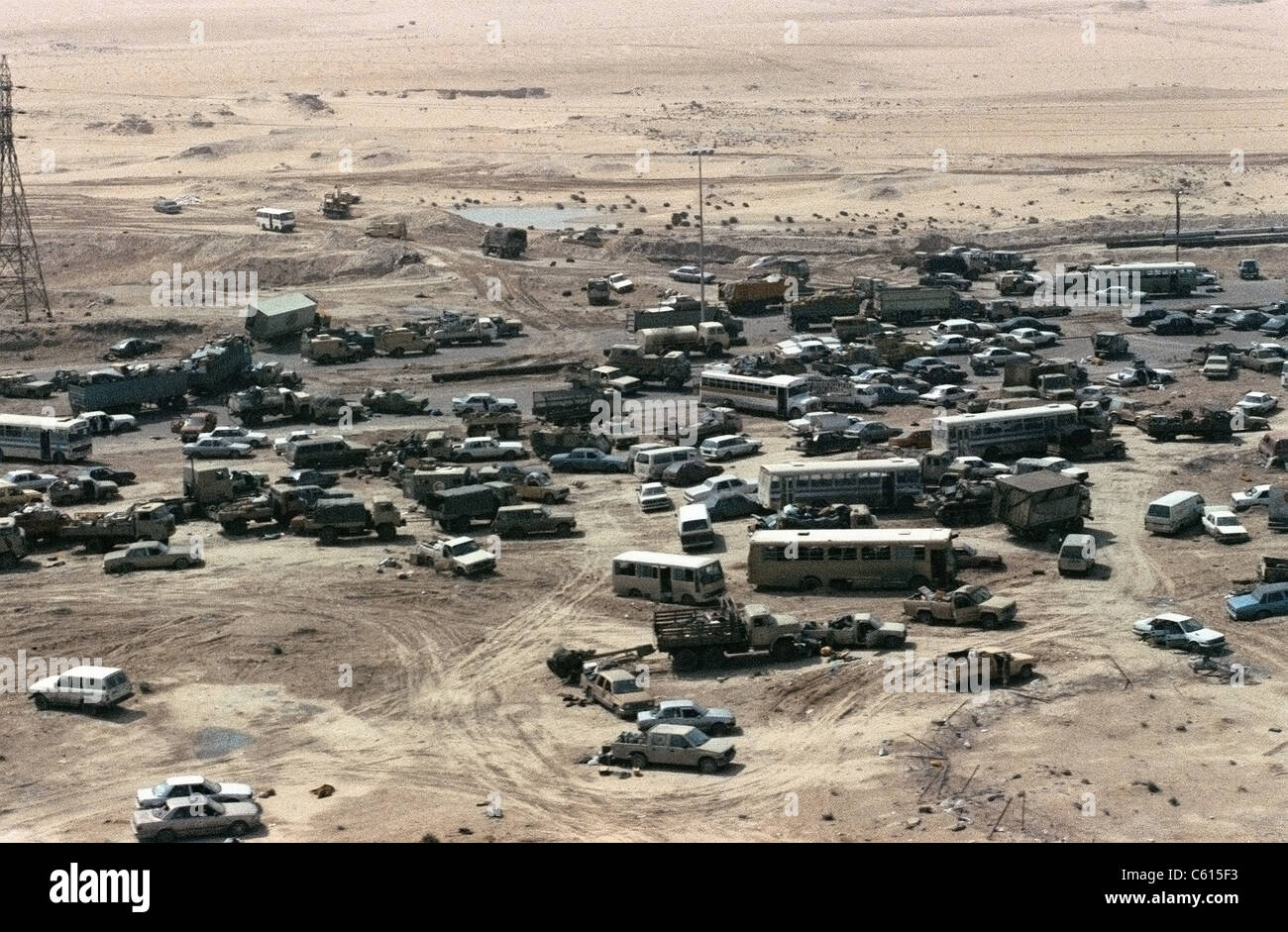 Irakische Fahrzeuge beschädigt und aufgegeben entlang Highway 80 westlich von Kuwait-Stadt während der Operation Desert Storm. 1. März 1991. (BSLOC 2011 12 11) Stockfoto