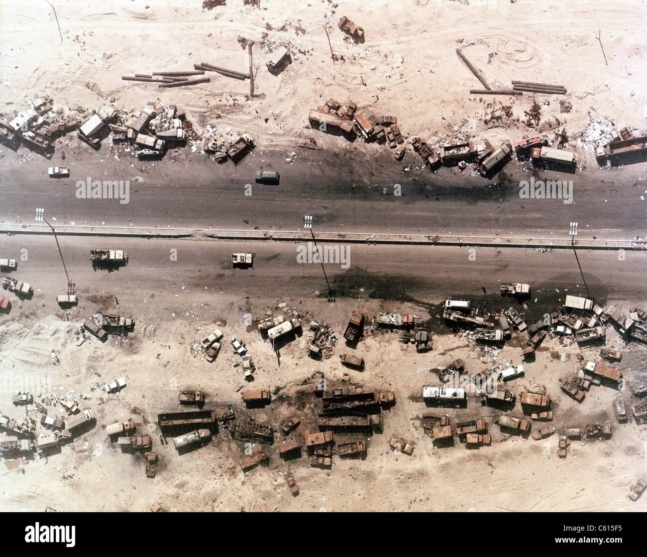 Luftaufnahme des zerstörten irakischen Fahrzeuge neben dem Highway 80 westlich von Kuwait-Stadt. Der "Highway of Death" wurde am Februar 27-28 1991 in den letzten Tagen der Operation Desert Storm von Koalitionstruppen bombardiert. (BSLOC 2011 12 12) Stockfoto