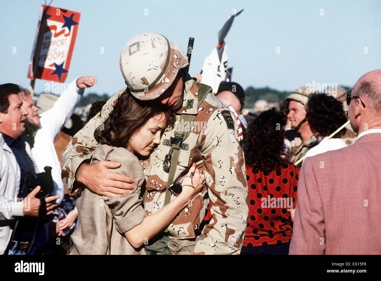 Familie und Freunde begrüßen Mitglieder der 82nd Airborne Division nach ihrer Rückkehr aus Operation Desert Storm. 2. April 1991. (BSLOC 2011 12 15) Stockfoto