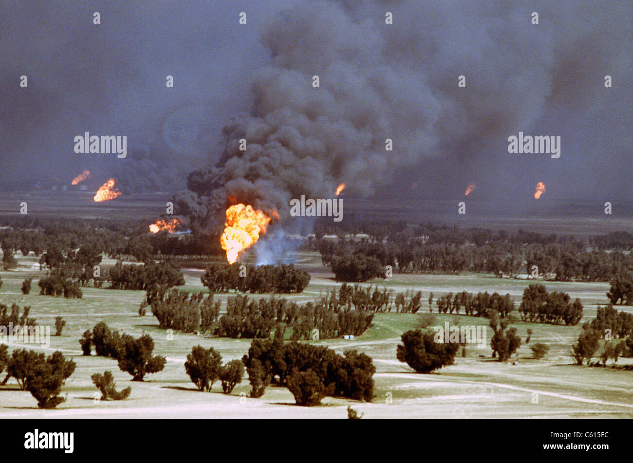 Kuwaitischen Ölquellen wurden während der Operation Desert Storm durch sich zurückziehende irakische Truppen in Brand gesetzt. 2. März 1991 (BSLOC 2011 12 17) Stockfoto