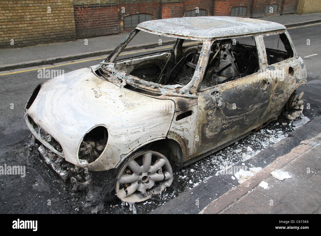 Verbranntes Auto und Eigentum nach Krawallen und Plünderungen in Hackney, London, UK Stockfoto