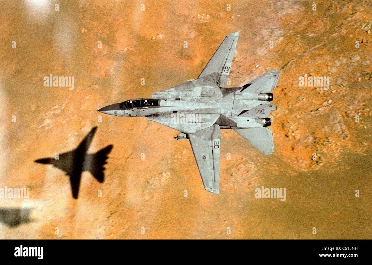 F-14 Tomcat Flugzeugen geht über westlichen Saudi-Arabien in niedriger Höhe Flug aus dem Flugzeugträger USS THEODORE ROOSEVELT. 1. April 1991. (BSLOC 2011 12 1) Stockfoto
