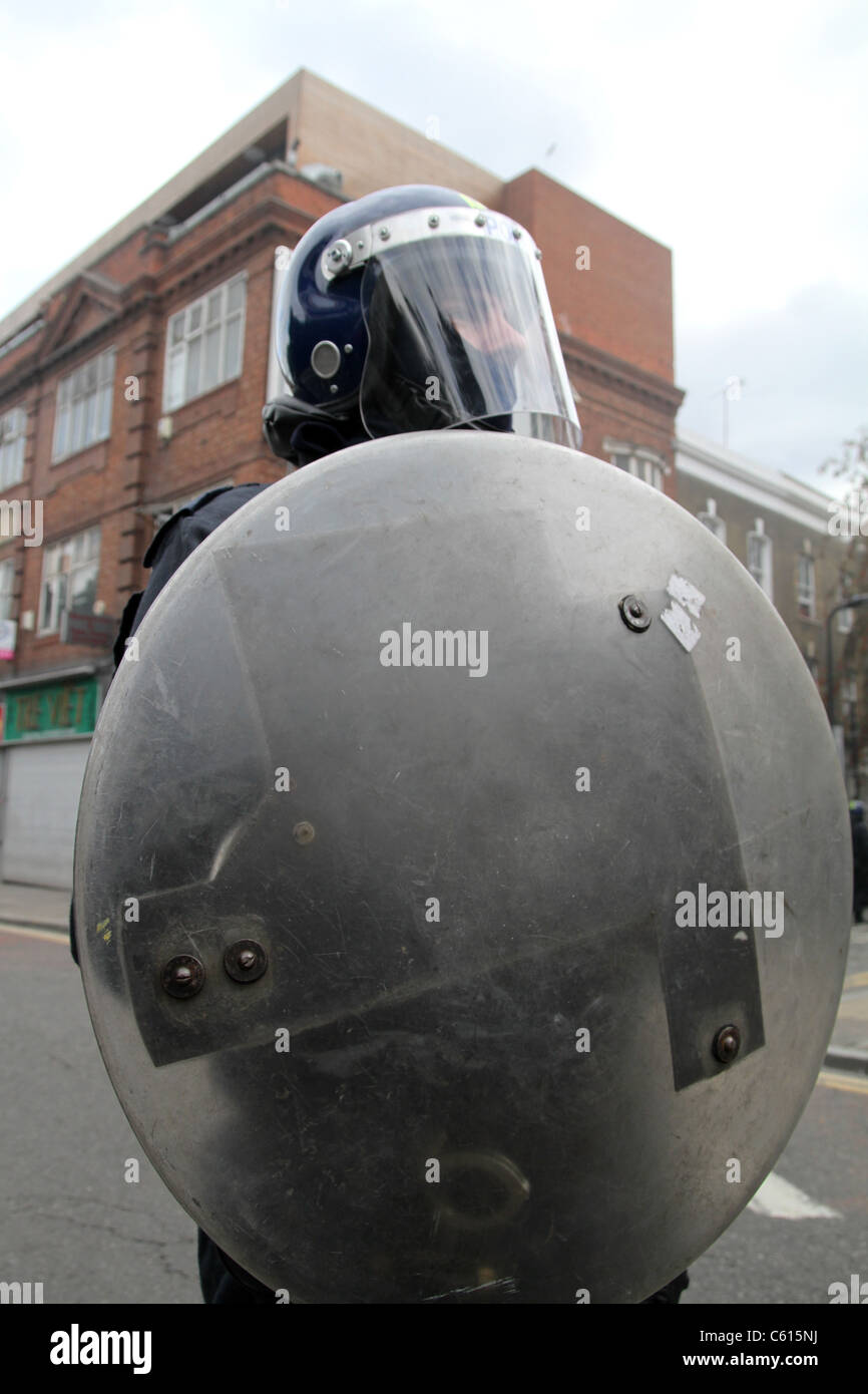 Bereitschaftspolizei konfrontieren Plünderer in Hackney, London Stockfoto