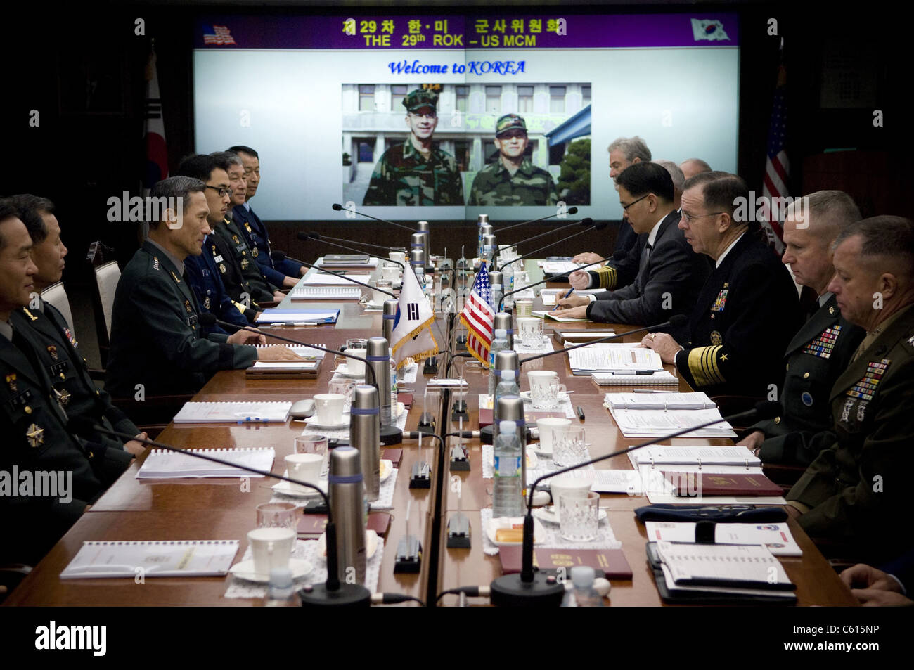 US-Admiral Mike Mullen Mitte rechts sitzt über der Tabelle von seinem südkoreanischen Amtskollegen Mitte links, Übertragung zu diskutieren Stockfoto US-Admiral Mike Mullen Mitte rechts sitzt über der Tabelle von seinem südkoreanischen Amtskollegen Mitte links, Übertragung zu diskutieren Stockfoto