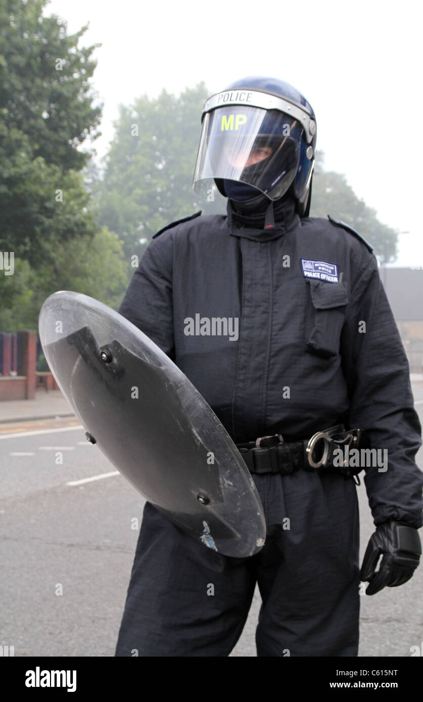 Bereitschaftspolizei konfrontieren Plünderer in Hackney, London Stockfoto