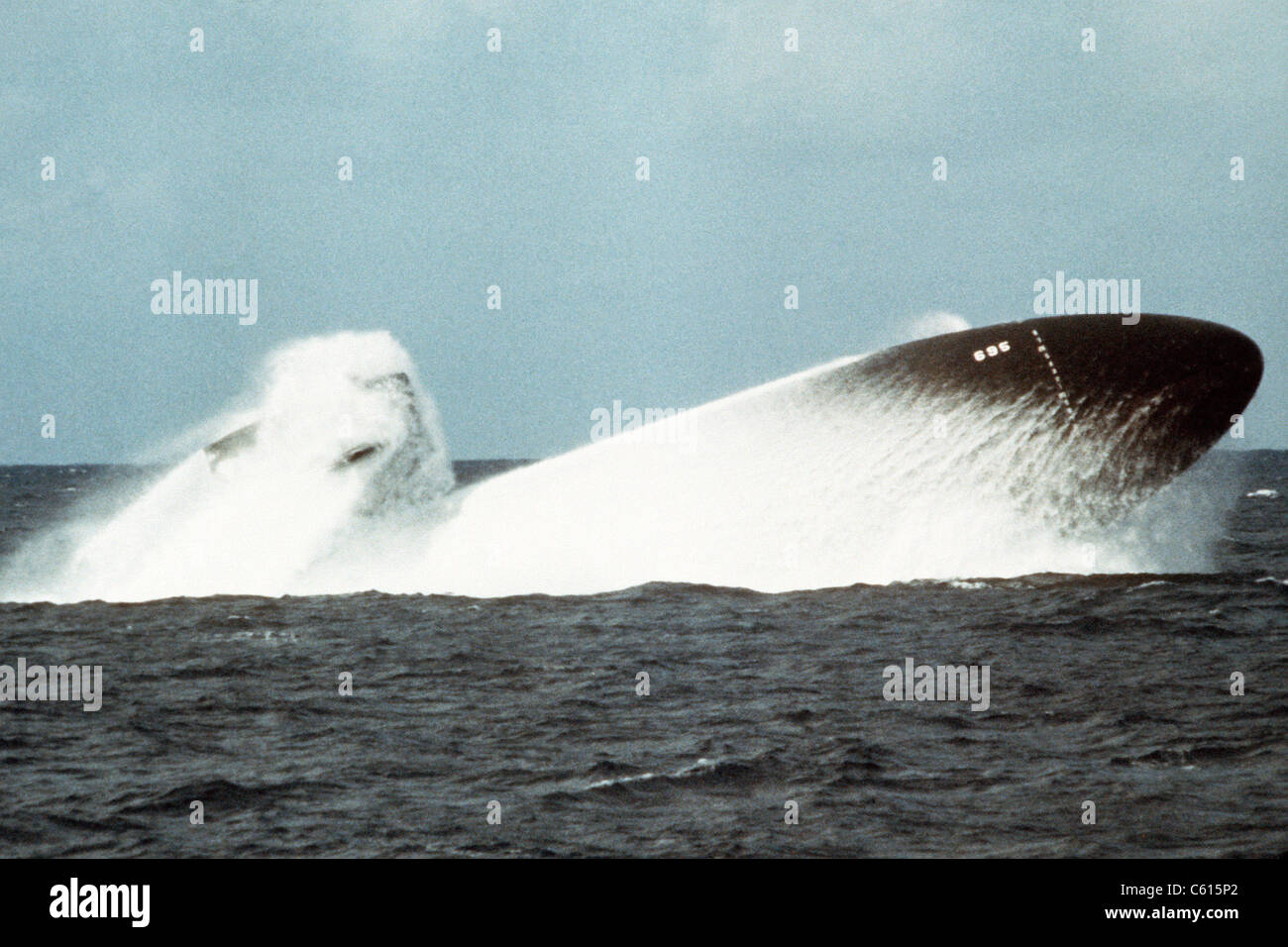 Das Atom-Angriff Unterseeboot ausüben BIRMINGHAM Durchführung ein Notfall auftauchen während der Seeversuche. 19. November 1978. (BSLOC 2011 12 250) Stockfoto