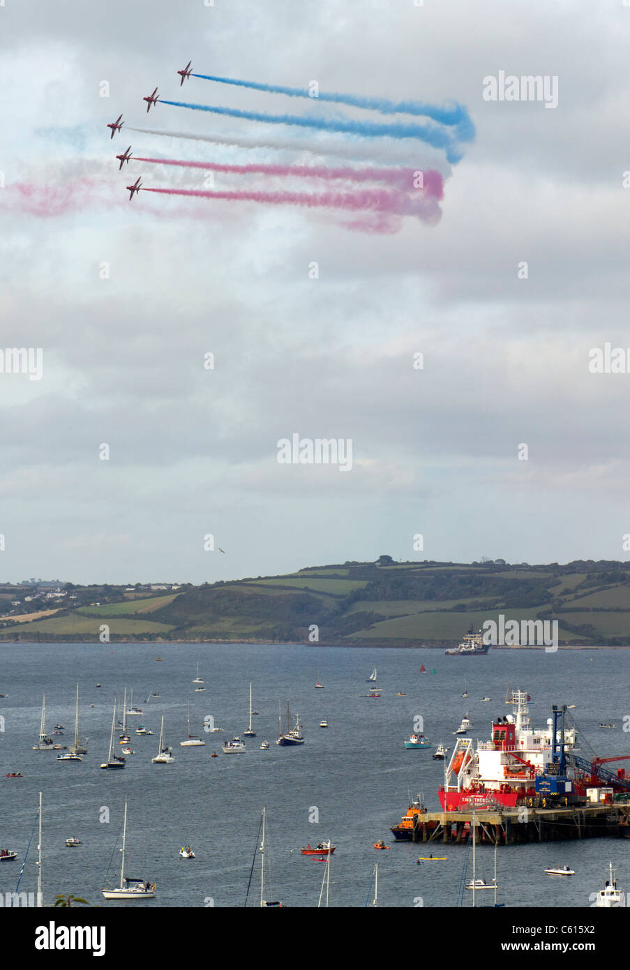 Die roten Pfeile Royal Air force Kunstflugstaffel über Falmouth in Cornwall UK fliegen. Stockfoto