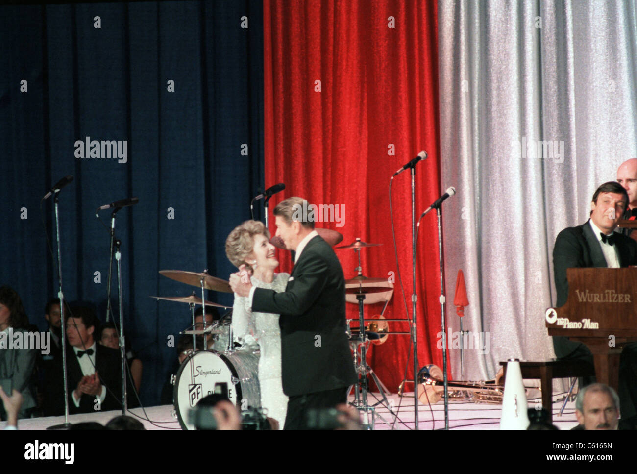 Präsident und Frau Reagan Tanz an der Inaugural Ball im D.C. Convention Center. Frau Reagan Kleid entworfen von James Galanos. 21. Januar 1985. Stockfoto