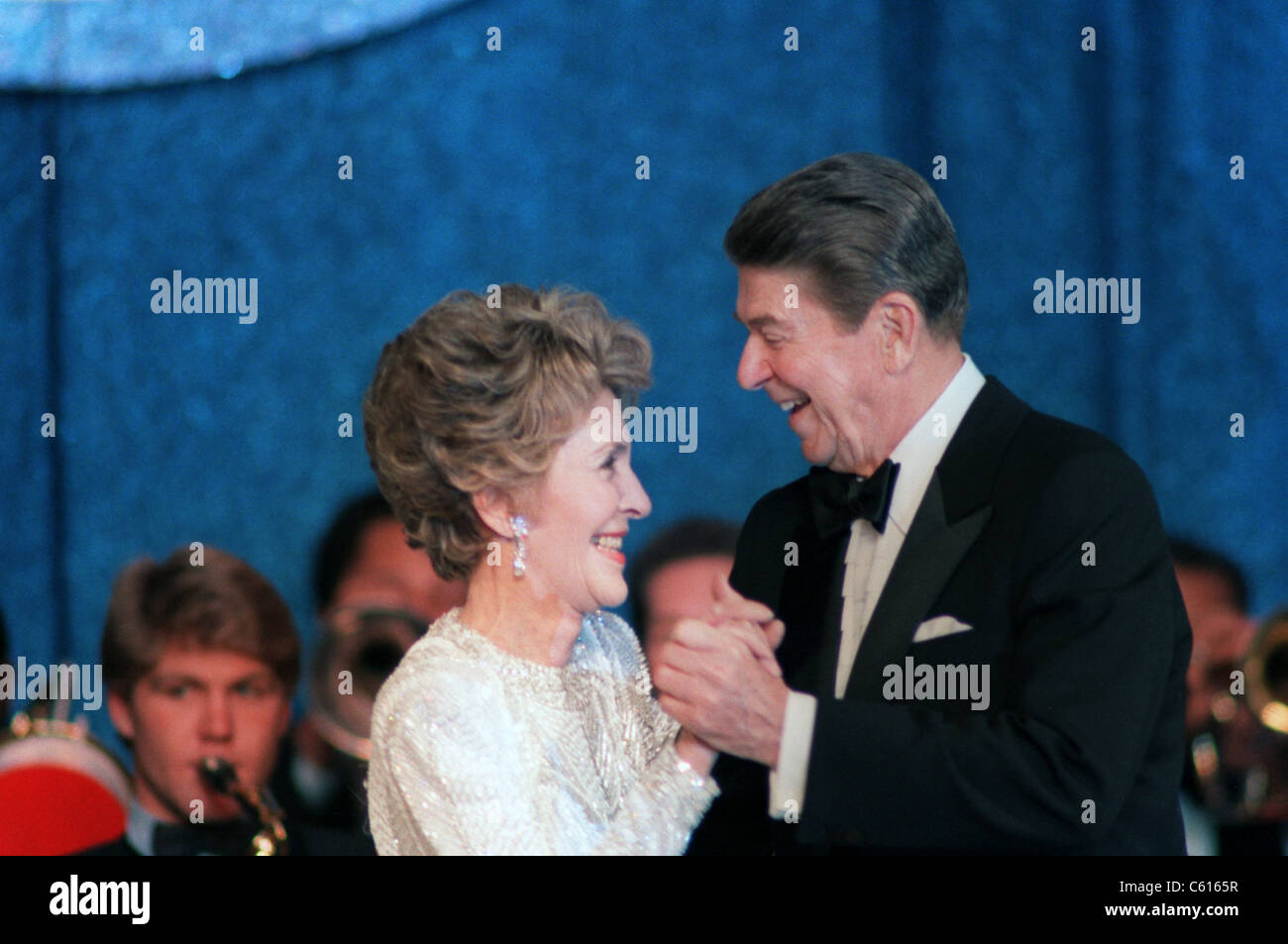 Präsident und Frau Reagan Tanz an der Inaugural Ball im D.C. Convention Center. Frau Reagan Kleid entworfen von James Galanos. 21. Januar 1985. Stockfoto