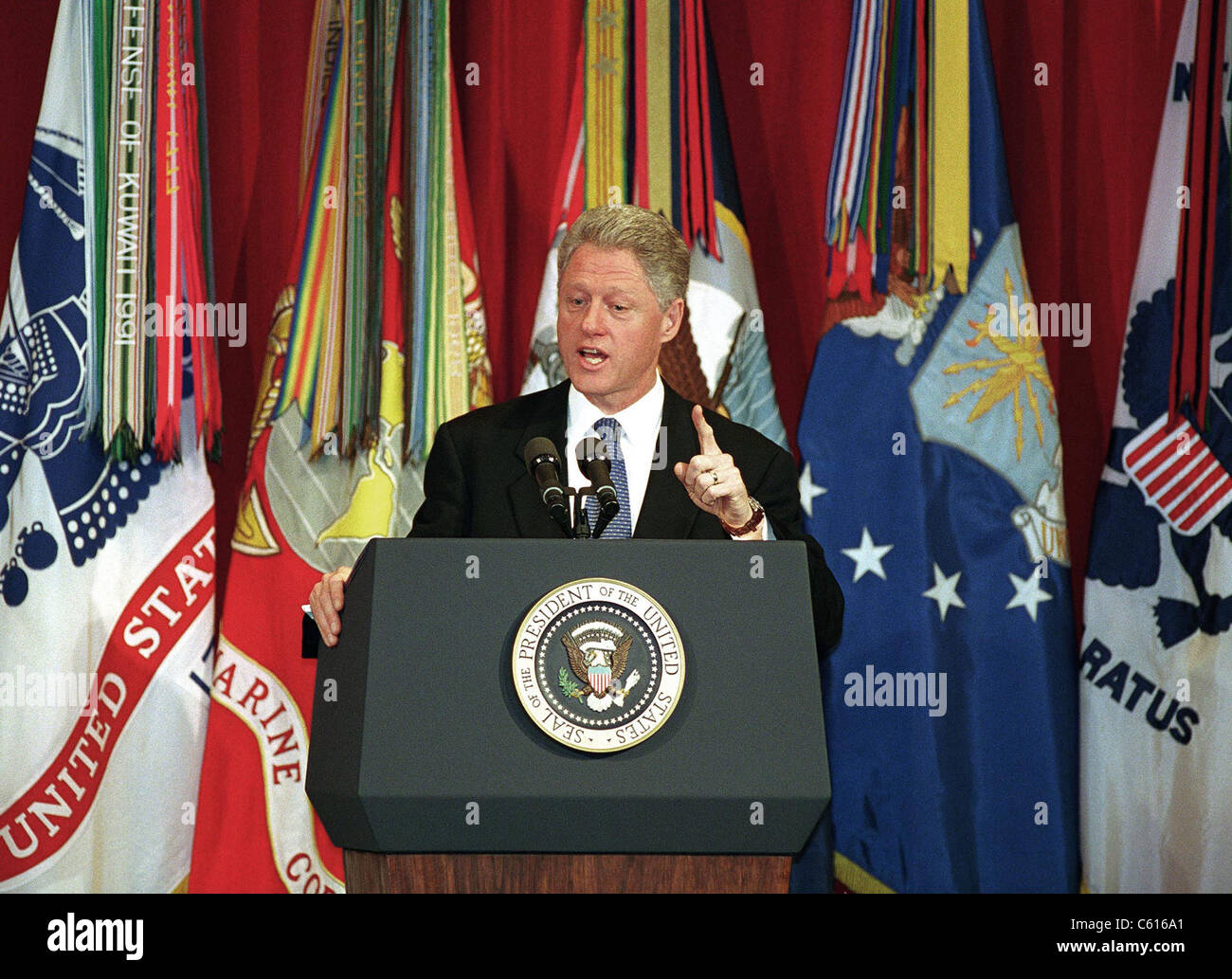 Präsident Clinton liefert eine international im Fernsehen übertragenen Rede aus dem Pentagon warnt Saddam Hussein und erklären, warum Militäraktion gegen den Irak erforderlich sind. 17. Februar 1998. Stockfoto